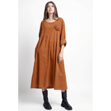 Rochie din catifea reiata, cu taieturi asimetrice si floare aplicata, caramizie