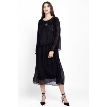 Rochie lunga neagra cu aplicatie floare si detaliu brodat argintiu, din matase si vascoza