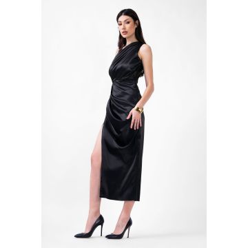 Rochie midi neagra pe un umar cu crapatura pe picior