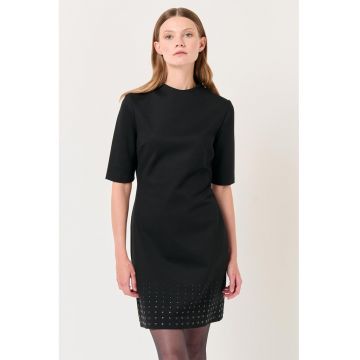 Rochie mini cu croiala dreapta si nituri