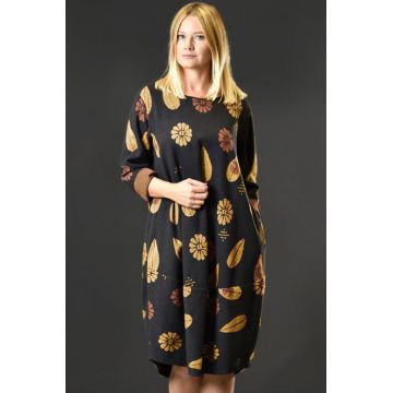 Rochie lalea calduroasa neagra cu imprimeu vegetal caramiziu si galben Rochie lalea calduroasa neagra cu imprimeu vegetal caramiziu si galben