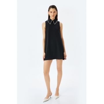 Rochie dreapta cu guler ascutit