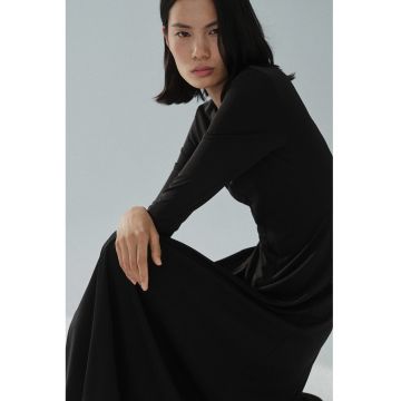 Rochie midi cu decolteu la baza gatului
