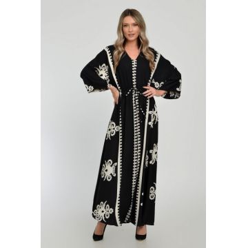 Rochie lunga, neagra, cu elastic in talie si imprimeu decoativ alb, din vascoza