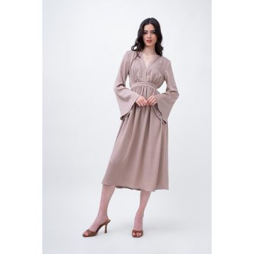 Rochie midi bej cu bust drapat si maneci evazate