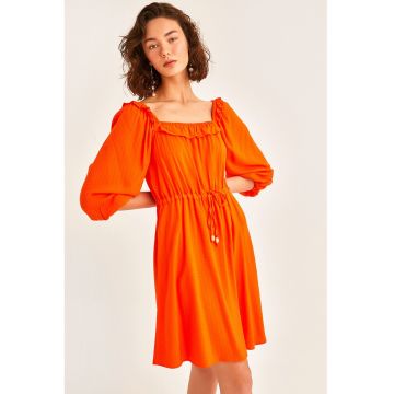 Rochie scurta cu model uni si decolteu patrat