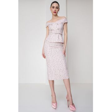 Rochie din tuid cu slit pe partea din spate si decolteu pe umeri