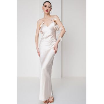 Rochie lunga cu aspect de satin - aplicatie florala si decolteu in V