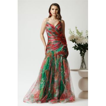 Rochie lunga de ocazie din tull verde cu imprimeuri rosii si floare maxi pe talie