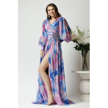 Rochie lunga de ocazie din voal bleu cu imprimeuri roz si strasuri in talie