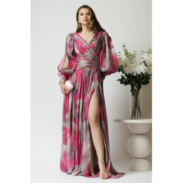 Rochie lunga de ocazie din voal fucsia cu imprimeuri gri si strasuri in talie
