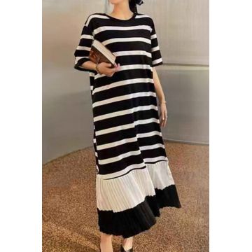 Rochie A-line cu volan plisat si imprimeu linii alb cu negru