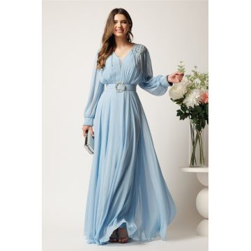 Rochie lunga bleu din voal in clos cu strasuri si franjuri la umeri