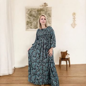 Rochie lunga de vara cu maneca 3 4 si imprimeu floral abstract