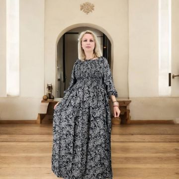Rochie lunga de vara cu maneca 3 4 si imprimeu floral negru