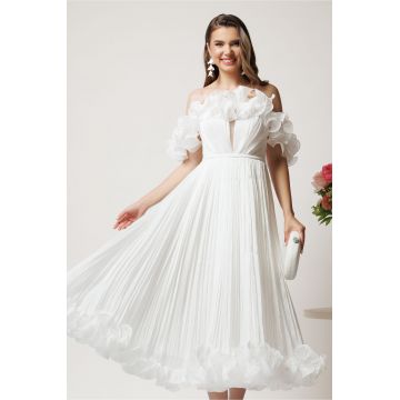 Rochie midi alba in clos din voal satinat cu volanase la bust si la baza