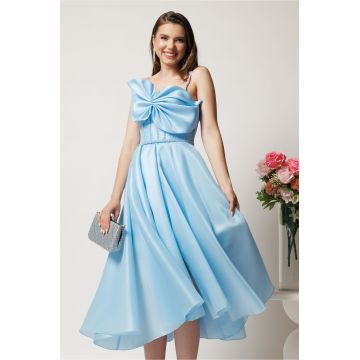 Rochie midi bleu din organza in clos cu funda la bust si margele