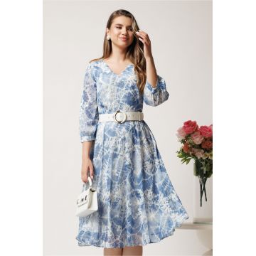 Rochie midi bleu din voal in clos cu imprimeuri si curea in talie