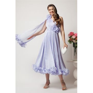Rochie midi lila din voal satinat cu volanase la baza si flori in talie si pe umar