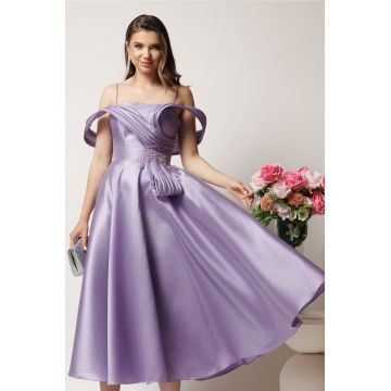 Rochie midi lila in clos cu bust structurat si aplicatii cazute pe umeri