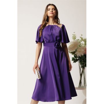 Rochie midi mov din satin in clos cu floare in talie- Moze