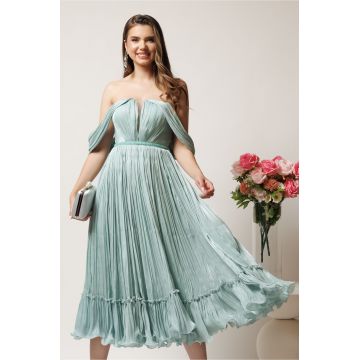 Rochie midi verde mint in clos din voal satinat cu aplicatii cazute pe umeri