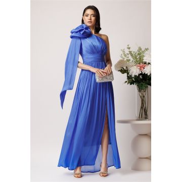 Rochie Moze lunga din voal albastra cu floare maxi pe umar