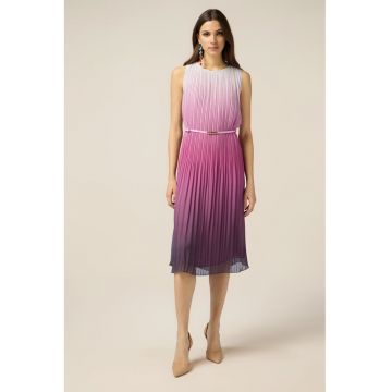 Rochie plisata fara maneci cu o curea ingusta in talie