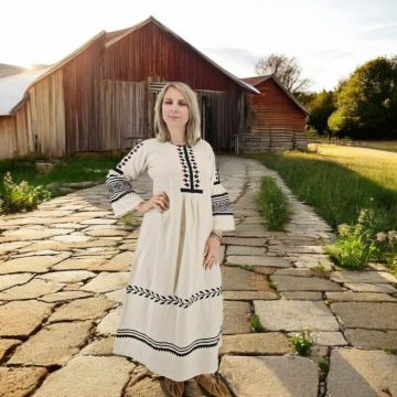 Rochie traditionala Dor de Sat cu broderie neagra si rosie