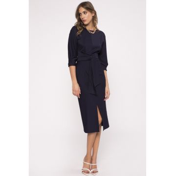 Rochie cu decolteu la baza gatului si slit frontal
