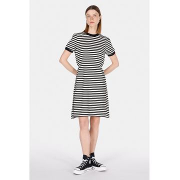 Rochie cu dungi si decolteu la baza gatului