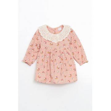 Rochie cu model floral si guler de dantela