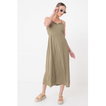 Rochie maxi cu decolteu cu volane