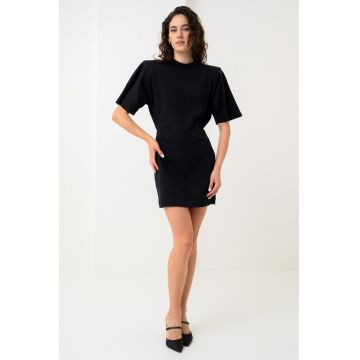 Rochie mini cu umeri intariti