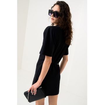 Rochie mini cu umeri intariti