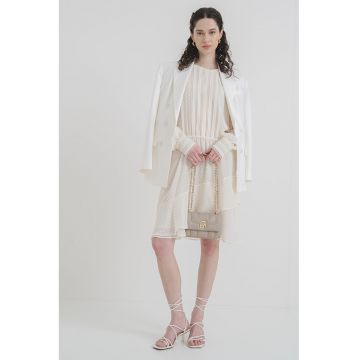 Rochie texturata cu croiala evazata si volane
