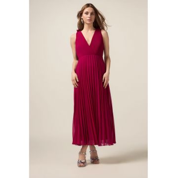 Rochie maxi cu pliuri si detaliu de lant pe partea din spate