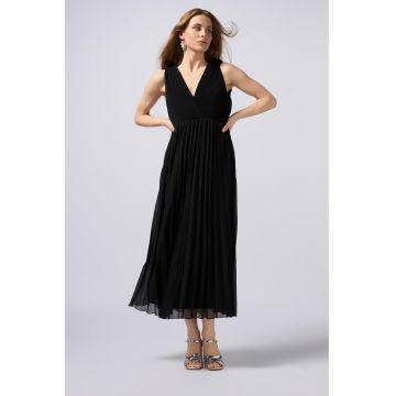 Rochie maxi cu pliuri si detaliu de lant pe partea din spate