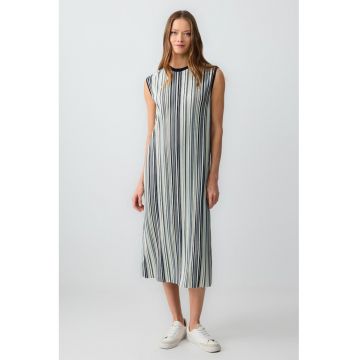 Rochie midi tricotata din cu model in dungi