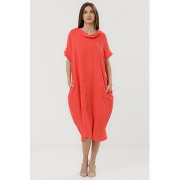Rochie din in rosu corai cu croiala oversized si guler lejer, intors
