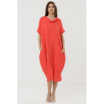 Rochie din in rosu corai cu croiala oversized si guler lejer, intors