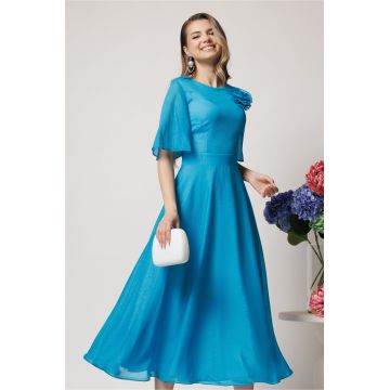 Rochie DY Fashion lunga albastra din voal cu fir lurex in clos cu accesoriu la bust