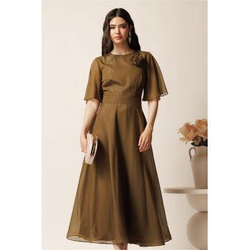 Rochie DY Fashion lunga kaki din voal in clos cu accesoriu la bust