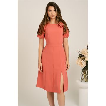 Rochie midi roz piersica din crep in clini cu floare la bust- Moze
