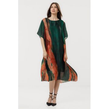 Rochie verde eleganta satinata A-line cu croiala lejera si imprimeu pictural cu tuse rosii