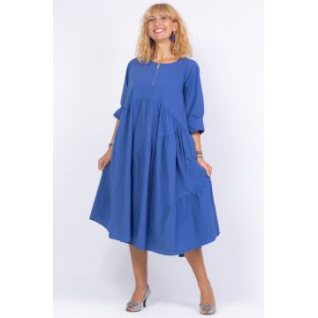 Rochie albastra oversize,  cu maneca scurta, cu trei volane asimetrice, din poplin satinat