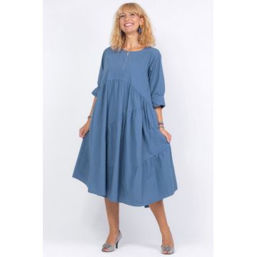 Rochie albastru jeans oversize, cu maneca scurta, cu trei volane asimetrice, din poplin satinat