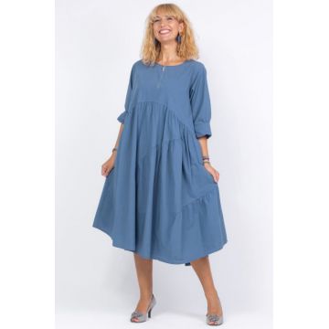 Rochie albastru jeans oversize, cu maneca scurta, cu trei volane asimetrice, din poplin satinat