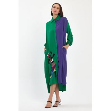 Rochie camasa oversize verde-mov cu broderie silueta fata africana, din vascoza