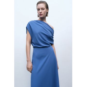 Rochie cu drapaje si decolteu asimetric